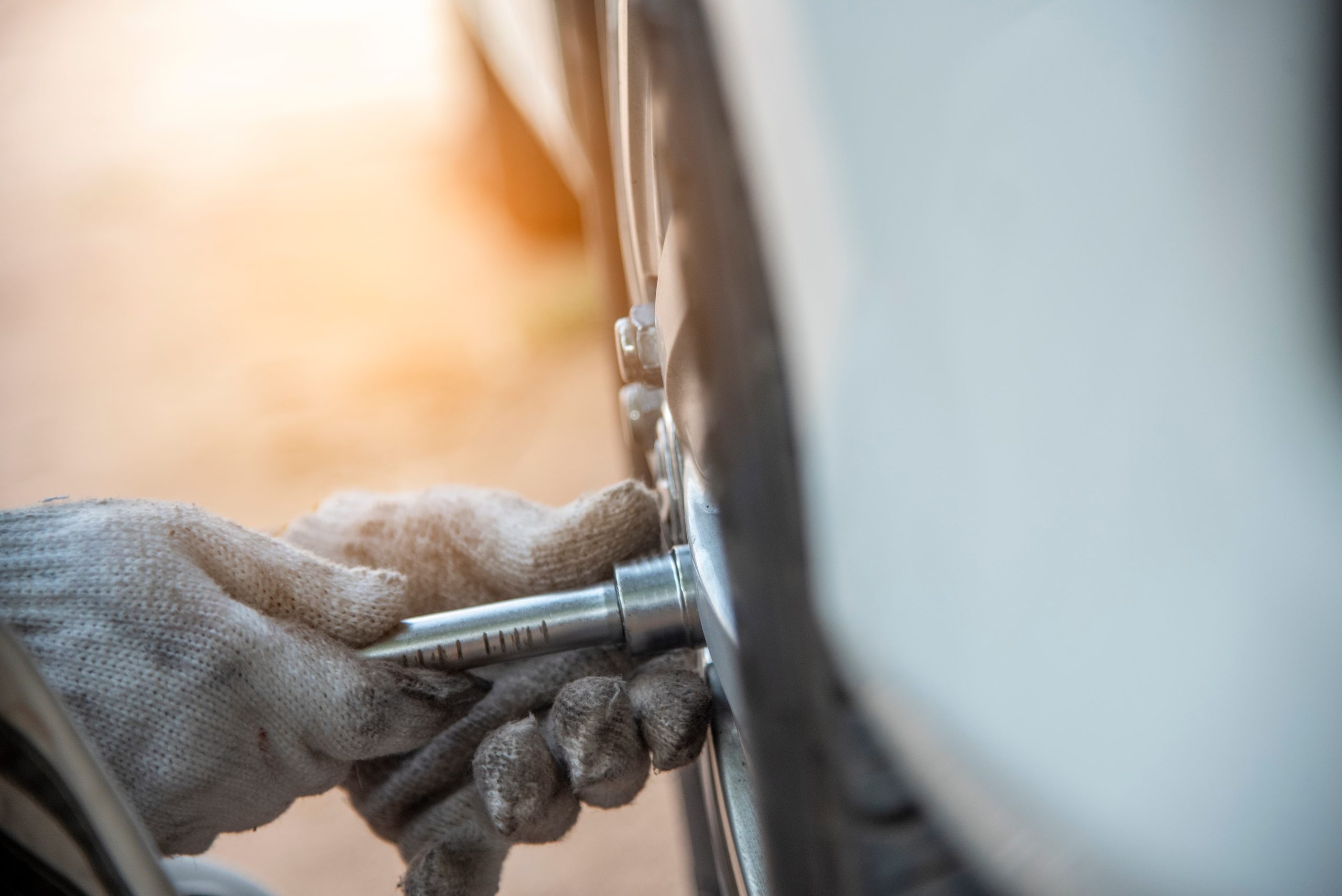 Üsküdar Lastik hizmeti veren bir firma çalışanı